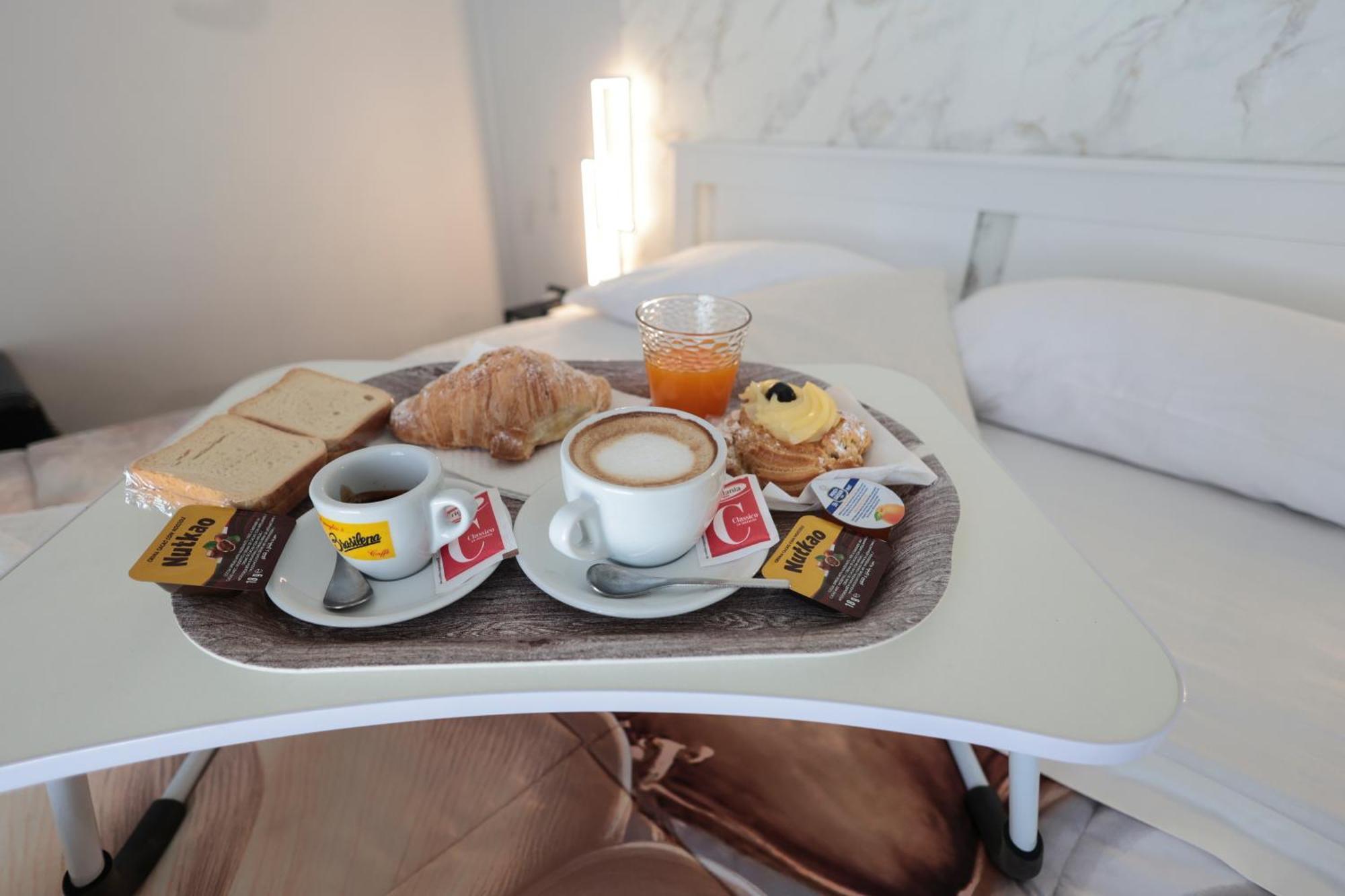 Couette-café A Cartulina E Napule Naples